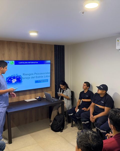Dr. Rodolfo Rodríguez dando taller de riesgos psicosociales y primeros auxilios